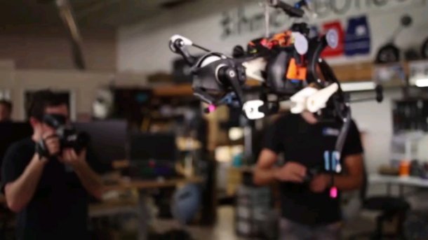 Strauß-ähnlicher Roboter hält Gleichgewicht ohne elektronische Regelung
