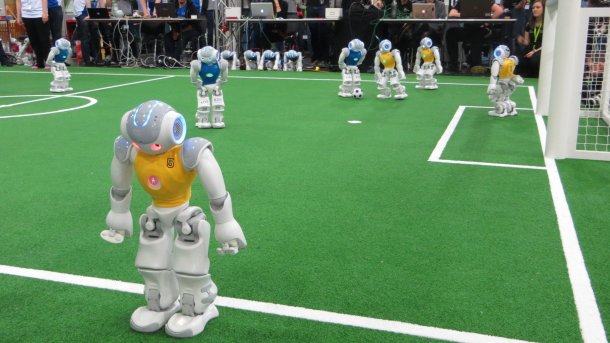 RoboCup German Open: Roboter kicken in 1. und 2. Liga