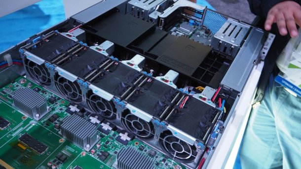 Supercomputing-Server für Deep Learning/AI: Inspur AGX-2 mit acht Nvidia Tesla P100