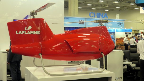 Kleiner roter Hubschrauber