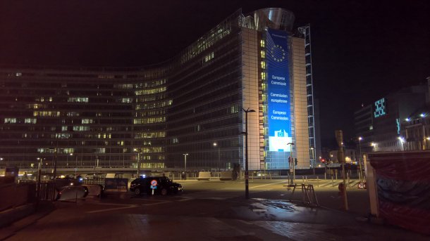 Gebäude der EU Kommission in Brüssel bei Nacht