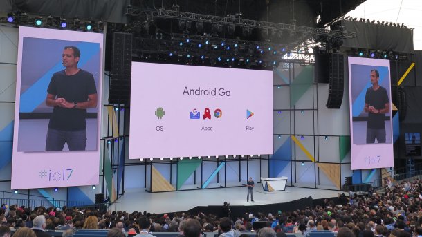 Bühne, großer Bildschirm mit Aufschrift "Android Go", Redner, Publikum