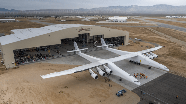 Stratolaunch-Flugzeug verlässt zum ersten Mal den Hangar