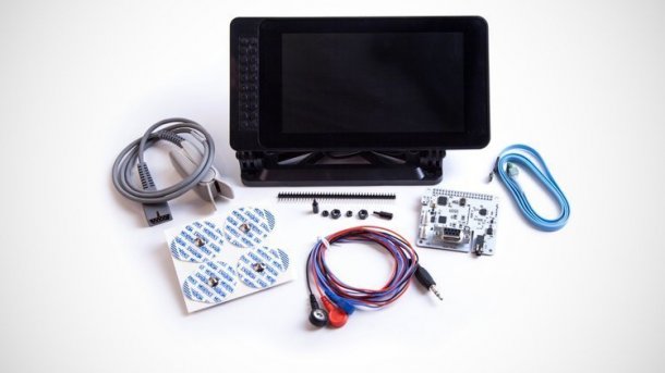 Ein schwarzer Touchscreen mit elektronischen Bauteilen und Kabeln