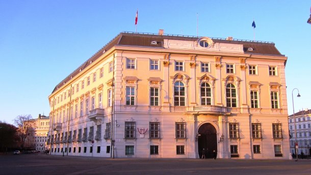 Gebäude mit Fahnen Österreichs und der EU