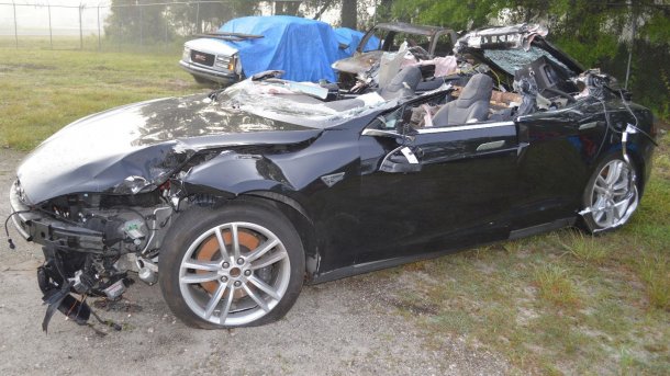 Tödlicher Unfall mit Tesla: Fahrer missachtete Warnhinweise