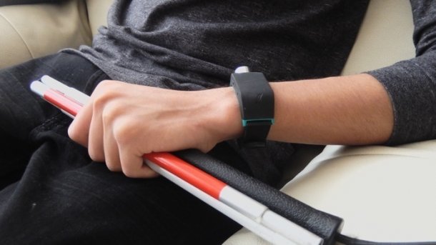 Ultraschall-Armband weist Sehbehinderte frühzeitig auf Hindernisse hin