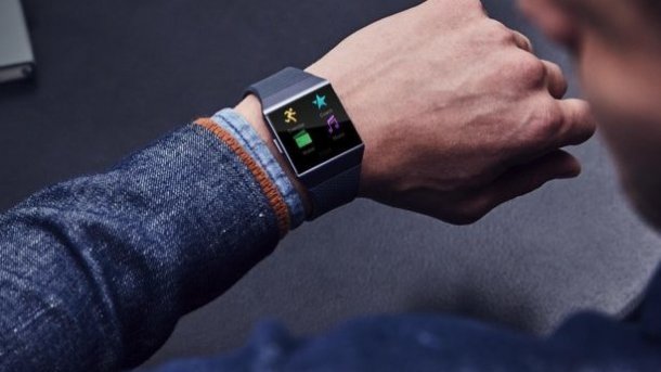 Fitbit-Neuheiten: Fitness-Smartwatch Ionic & Waage Aria 2