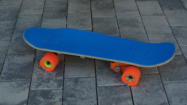 Ein blaues Skateboard mit Elektroantrieb