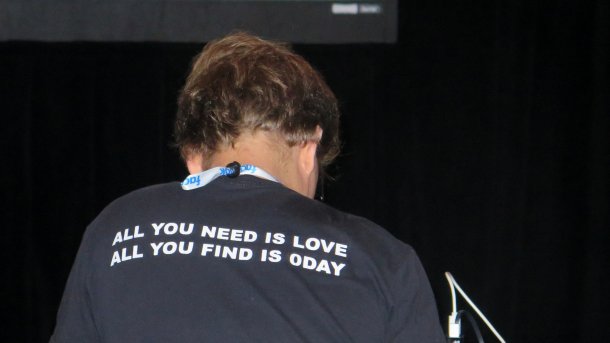 T-Shirt mit Aufschrift "All you need is love, all you find is 0day"