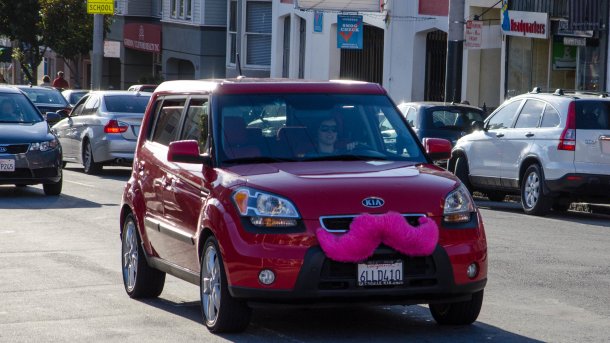 Rotes Auto mit Lyft-Schnurrbart in San Francisco