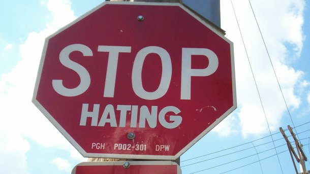 Stop-Zeichen mit Aufkleber "HATING"