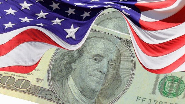 Hundert-US-Dollar-Schein, darüber US-Fahne