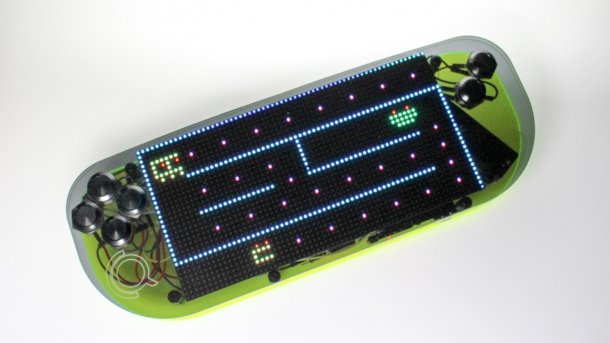Ein großer Controller aus dunkel-transparentem Plastik - darauf läuft Pac Man