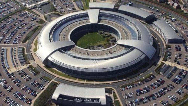 Britische Anti-Terror-Durchsuchungen: Daten von Handys und Laptops wandern zum GCHQ