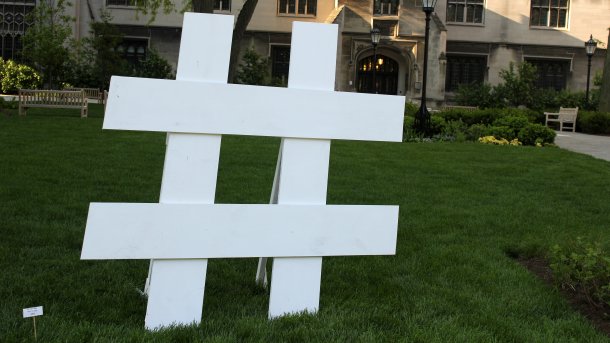 3D-Hashtag auf grünem Rasen