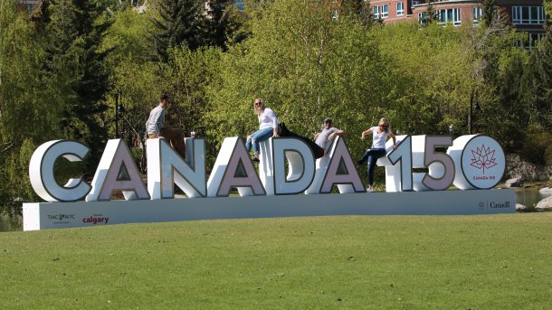 3D-Schriftzug "Canada 150", auf dem Leute sitzen