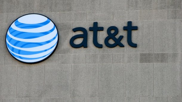 AT&T-Logo auf grauer Wand