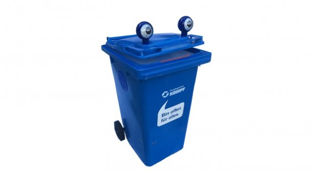 Eine blaue Mülltonne mit Augen vor weißem Hintergrund