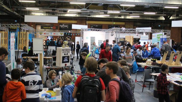 Menschen auf der Mini Maker Faire von Conrad