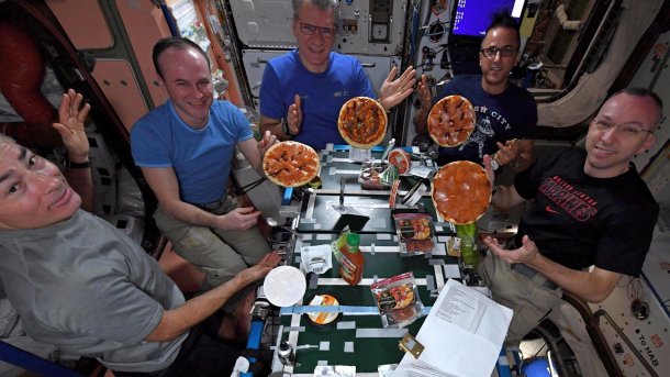 "Fliegende Untertassen": Astronauten backen Pizza auf der ISS