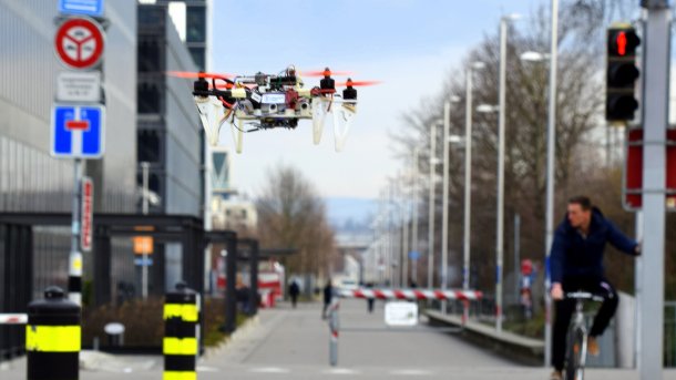 DroNet: Lernender Drohnen-Algorithmus soll sicheren Flug in Städten ermöglichen