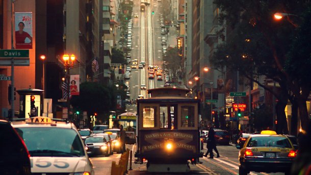 Straßenszene San Francisco mit Kabelstraßenbahn