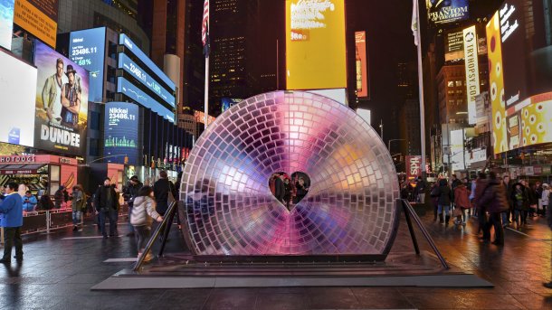 Auf dem Times-Square steht ein fast runde Glas-Installation mit Herz-Aussparung
