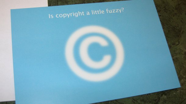 Blaues Schild "Is copyright a little fuzzy?" mit unscharfem Copyright-Symbol