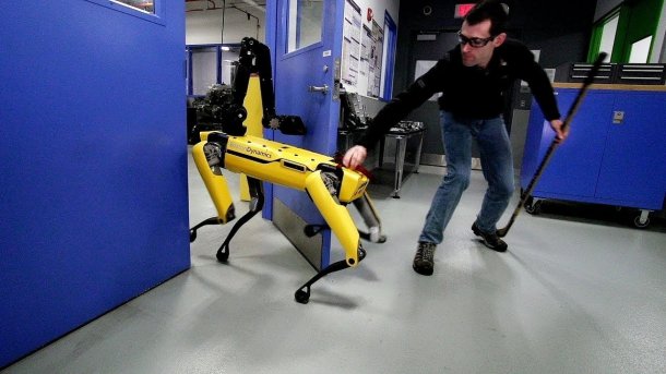 Boston Dynamics: Roboter SpotMini öffnet Tür trotz Widerstand