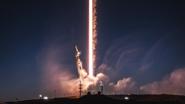 SpaceX schickt zwei Testsatelliten ins All – Panne mit Raketenspitze