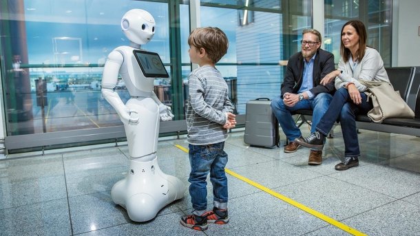 Roboter Josie hilft Passagieren am Flughafen
