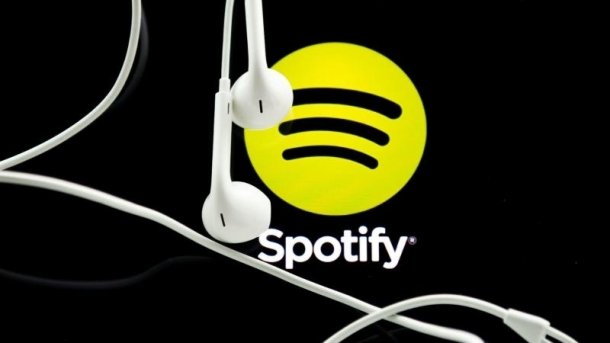 Spotify-Logo, weiße In-Ohr-Kopfhörer