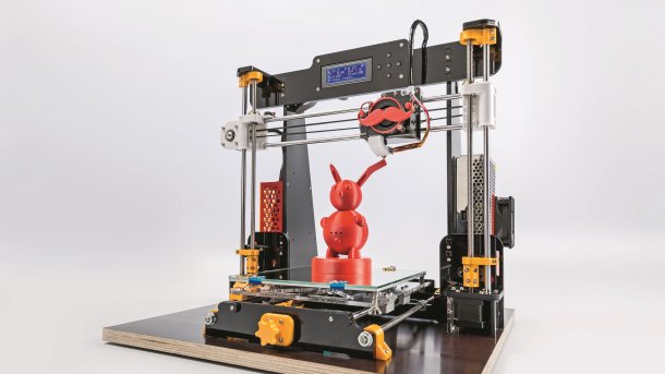 Ein umgebauter 3D-Drucker Anet A8, auf dem Drucktisch steht ein Teeodohr