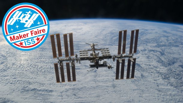 Die Internationale Raumstation schwebt vor der Erde, daneben ist ein rundes Logo "Maker Faire ISS"