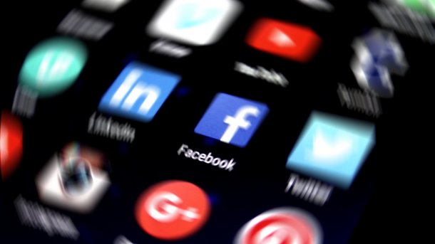 Datenskandal bei Facebook: Investoren und Mitglieder erhöhen Druck, Parlamente laden Zuckerberg