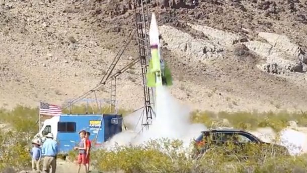 "Flache Erde": Mad Mike schießt sich mit selbgesbastelter Rakete 570 Meter hoch