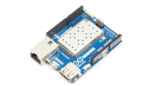 Arduino Yùn Rev.2: Ein blaues Board mit Ethernet-Anschluss und einem Metallabdeckung