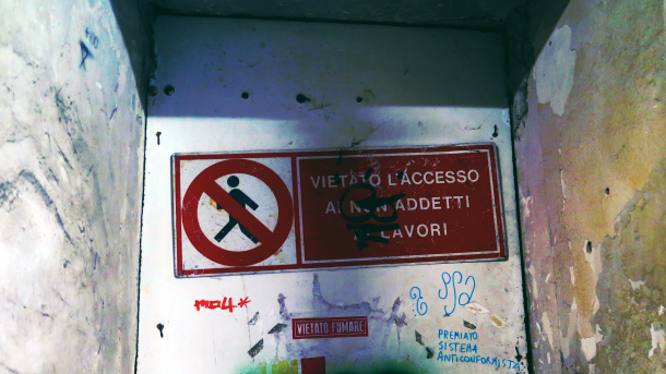 Tür mit Aufschrift "Vietato L'accesso ai non adetti ai lavori", "Vietato Fumare" und "Premiato Sistema Anticonformista"