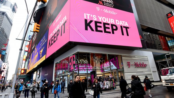 T-Mobile-Geschäft mit großer Werbung "KEEP IT"