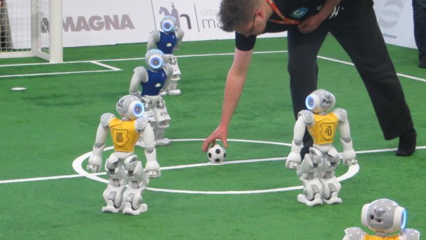 RoboCup German Open: Roboterfußball, Softwareprobleme und durchgebrannte Motoren