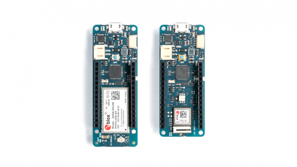 Zwei schmale grüne Boards von Arduino: MKR Wifi 1010 und MKR NB 1500
