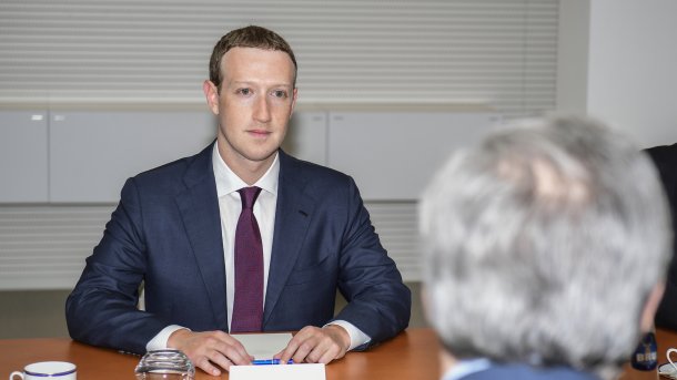 Facebook-Datenskandal: Zuckerberg entschuldigt sich im Europaparlament