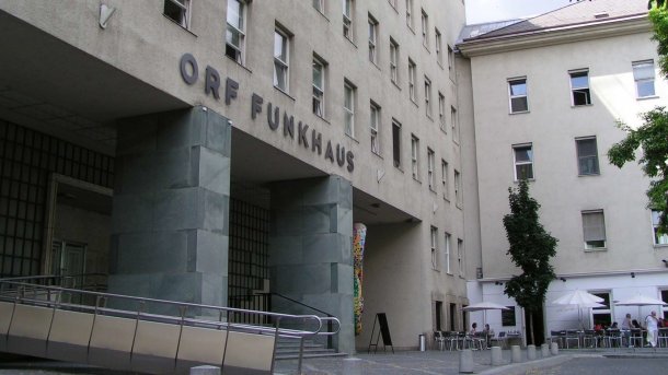 Graues Gebäude mit Aufschrift "ORF Funkhaus"