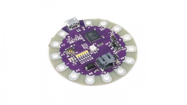 Lilypad USB: ein rundes lila Board mit runden Anschlüssen für leitfähiges Garn
