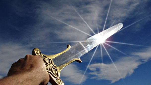 Eine Hand streckt ein blitzendes Schwert gen Himmel