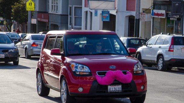 Rotes Auto mit rosa "Schnurrbart"