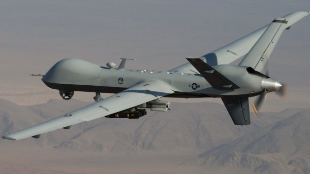 Drohne MQ-9 Reaper, bewaffnet mit  lasergesteuerten Bomben und Hellfire-Raketen