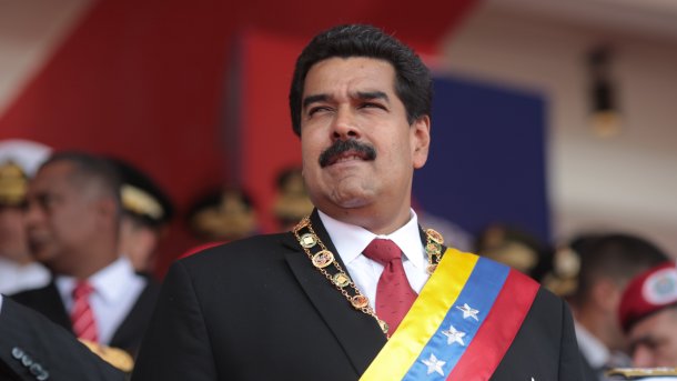 Maduro mit Schärpe in den Farben der Fahne Venezuelas