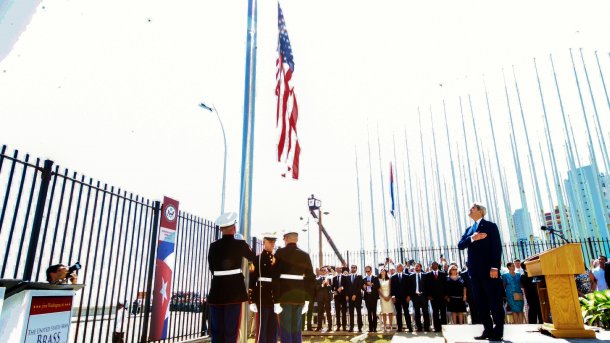 Marineinfanteristen hissen die US-Fahne vor der US-Botschaft in Havanna